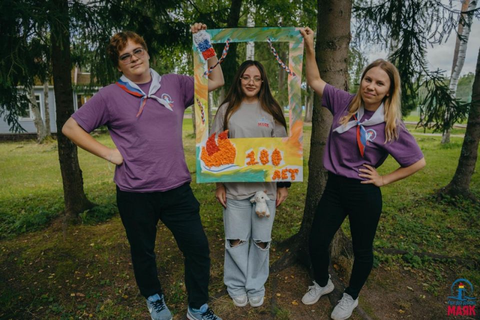 Ребята из Енакиево поздравили Артек со 100-летием в лагере Ленобласти