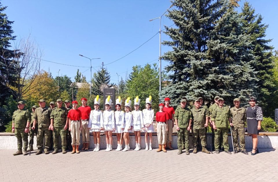 В Ждановке прошла церемония возложения цветов к Памятному знаку «Слава шахтерам»