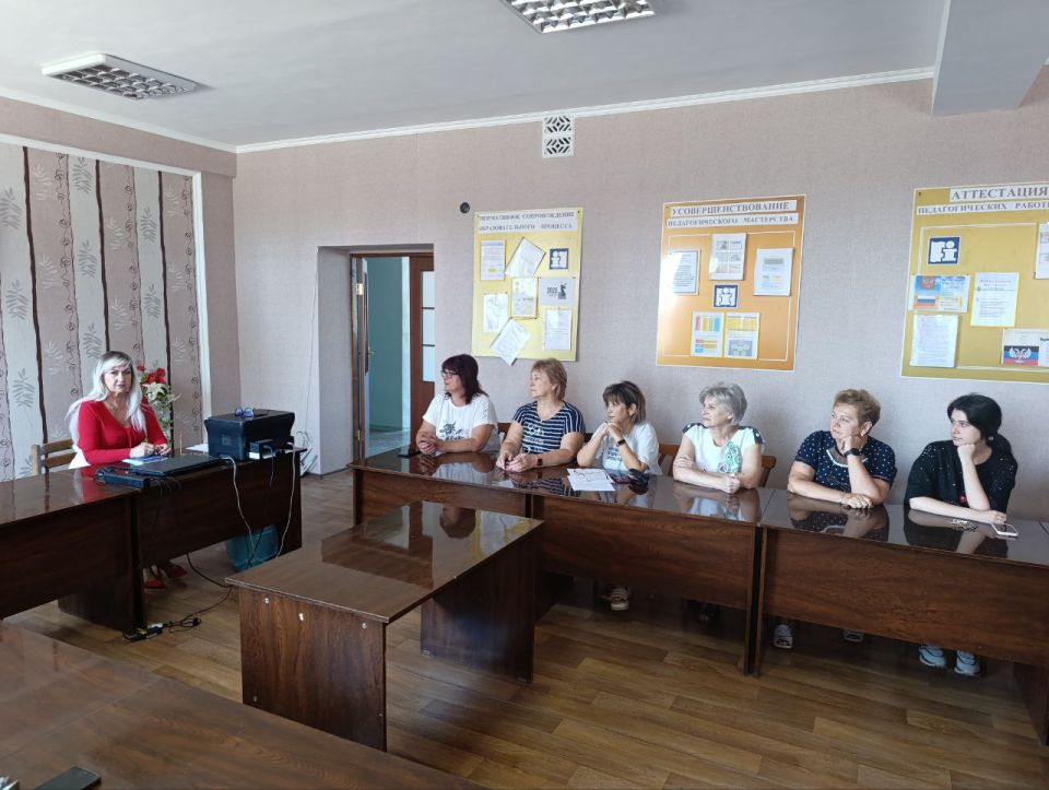 Управляющий делами главы администрации Амвросиевского муниципального округа Елена Фисенко встретилась с трудовым коллективом Амвросиевского многопрофильного техникума