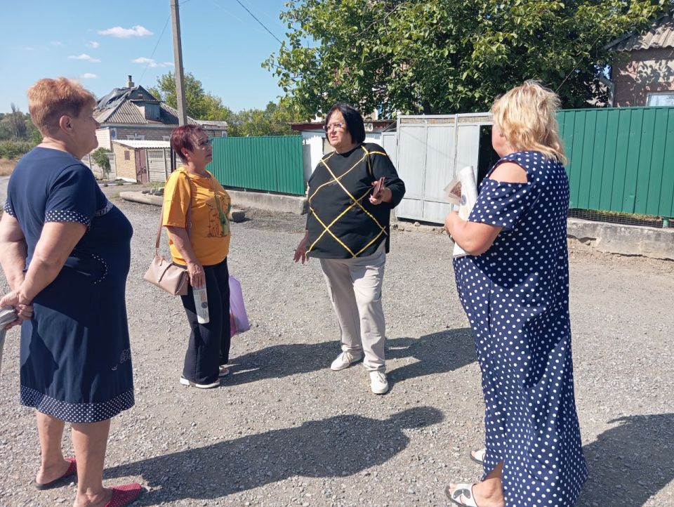 27 августа начальник Комсомольского территориального управления Администрации Старобешевского муниципального округа Людмила Морщ провела встречу с жителями улицы Белинского города Комсомольское