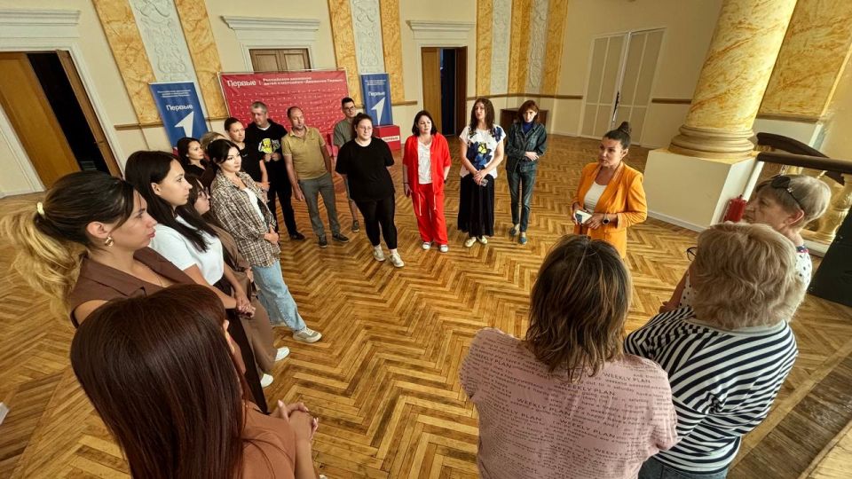 В Шахтёрском муниципальном округе состоялась встреча начальника Управления культуры, молодежи, спорта и туризма Администрации Шахтерского м.о. Екатерины Козыревой с трудовым коллективом МБУ «Культурно-досуговое объединение»