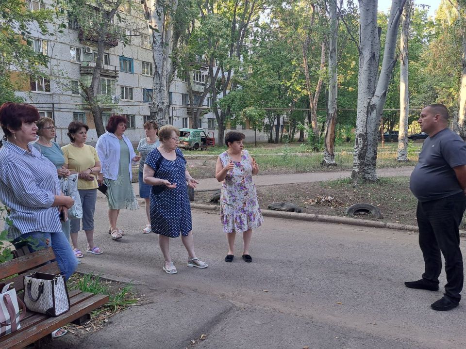 Во исполнение поручения Главы Донецкой Народной Республики Дениса Владимировича Пушилина о ведении постоянного диалога с людьми, 28.08.2025, Валерий Иванович Бессараб провел встречу с жителями г. Светлодарск