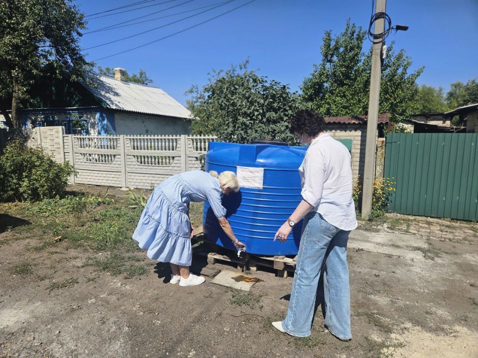 29 августа 2025 года депутаты Ясиноватского муниципального совета Анна Бондарь, Наталья Филиппова и Елена Алипа посетили места подвоза воды и провели мониторинг цен на воду