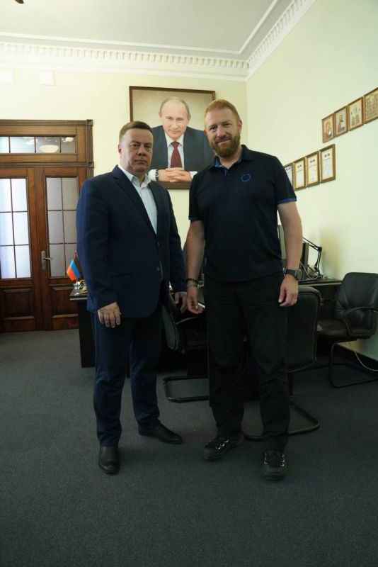 Председатель Народного Совета ДНР, Герой ДНР Константин Кузьмин вручил Александру Малькевичу Почётную грамоту Народного Совета