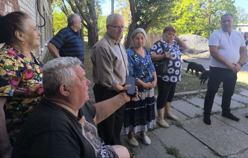 В целях постоянного диалога с населением заместитель главы городского округа Дебальцево Валерий Бессараб провёл сход граждан в посёлке Новолуганское!