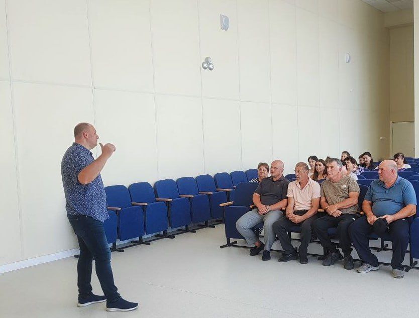 На встрече в селе Староигнатьевка заместитель министра Минспорттуризма ДНР Александр Иванович Головко встретился с представителями школьного коллектива и тренерами