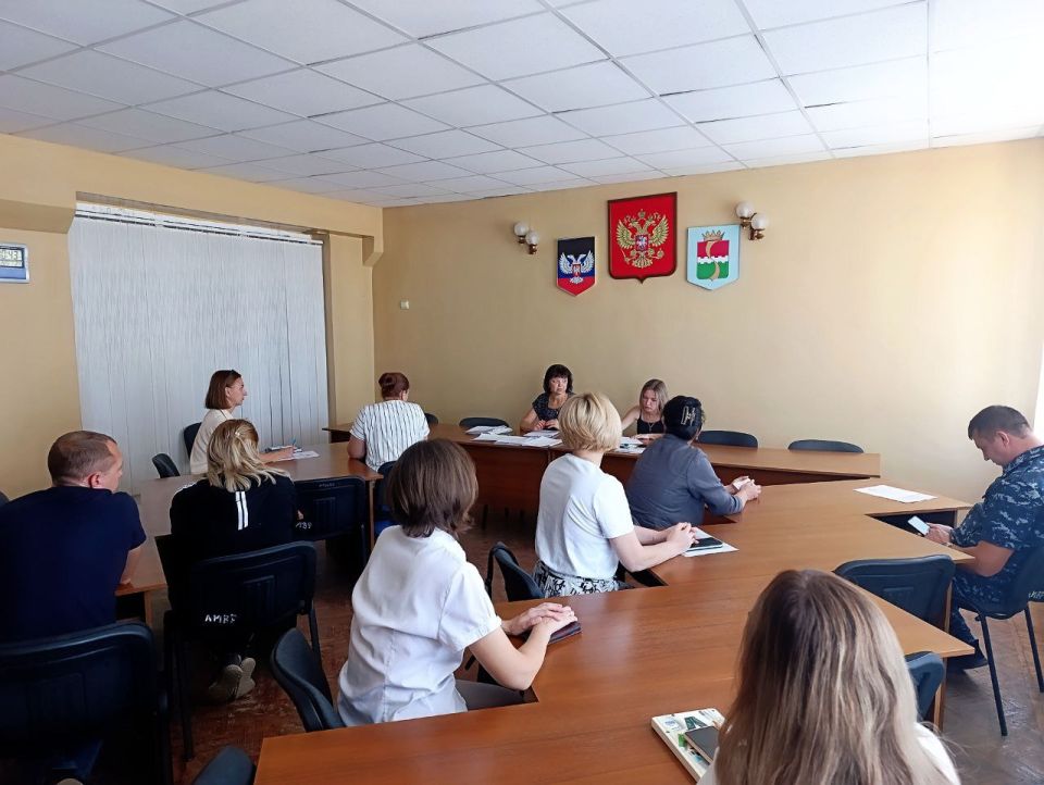 В администрации Амвросиевского муниципального округа прошло очередное заседание комиссии по делам несовершеннолетних и защите их прав