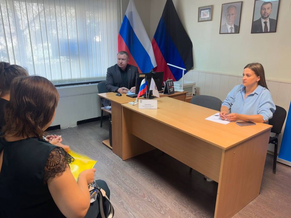 Приём граждан в Общественной приёмной партии "Единая Россия" города Снежное