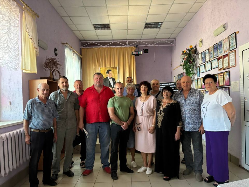 28.08.2025 года, депутат Мангушского муниципального совета, член фракции Всероссийской политической партии «ЕДИННАЯ РОССИЯ» в Мангушском муниципальном совете Беш Владимир Васильевич провел встречу с жителями пгт Ялта