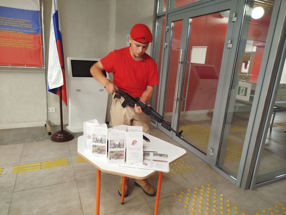 Юнармейцы г.о. Мариуполь при поддержки Дома Юнармии г. Мариуполь приняли участие в акции "Я-ЮНАРМИЯ" провели мастер-класс по сборке-разборке автомата и тактической медицине для директоров школ, СПО, администрации города