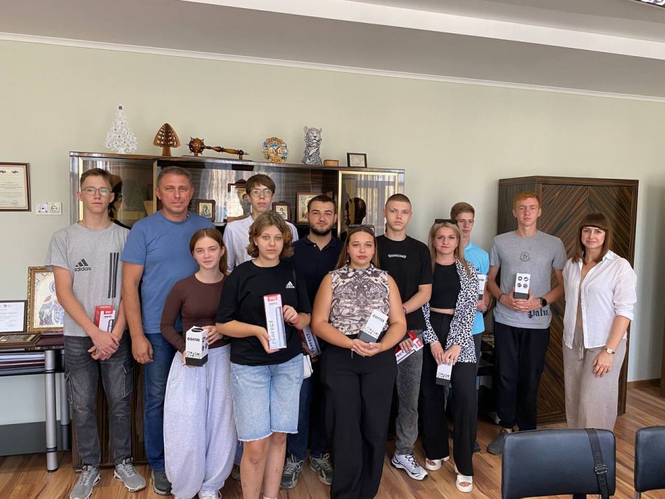 Диалог с главой. В преддверии окончания летних каникул и начала нового учебного года глава городского округа Докучаевск Александр Качанов встретился с молодежью, которая активно участвовала в волонтерских мероприятиях