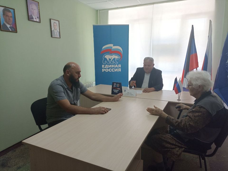 Председатель Амвросиевского муниципального совета Александр Шульга провёл приём в общественной приёмной Амвросиевского местного отделения Всероссийской политической партии «Единая Россия»