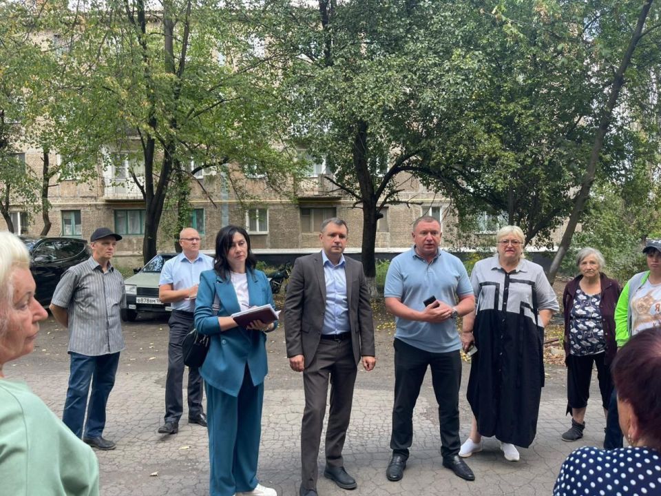 Заместитель Председателя Народного Совета ДНР («фракция КПРФ») Николай Сытов совместно с главой города Снежного Сергеем Ермаковым и председателем Муниципального Совета Еленой Петрухиной провели встречу с жителями Снежного