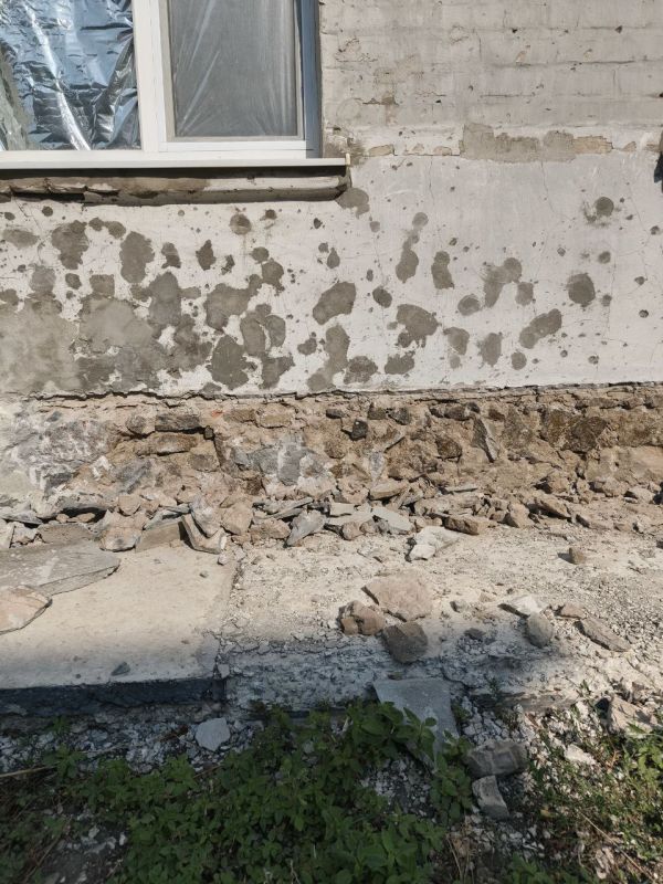 Константин Зинченко: В ходе прямой линии с населением Главы ДНР Дениса Пушилина, жители дома по адресу г. Волноваха, пер. Путейский, 8А обратили внимание на состояние обшивки здания, указывая на ее повреждения и...