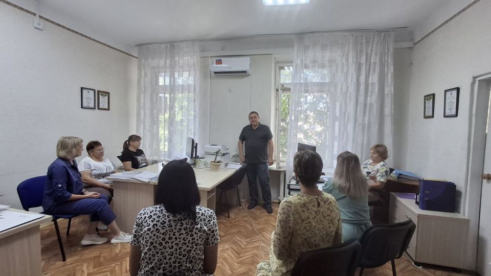 Сегодня депутат Тельмановского муниципального совета Максим Скрипка провел встречу с трудовым коллективом Управления федерального казначейства по ДНР отделение №14
