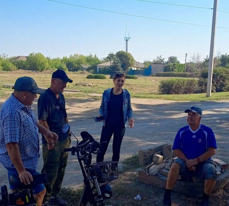 28 августа заместитель начальника управления по работе с территориальными органами администрации городского округа Дебальцево Анна Скубко встретилась с жителями пгт Луганское