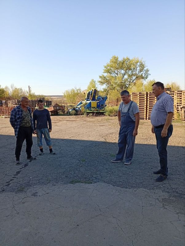 Первый заместитель главы администрации Амвросиевского муниципального округа Борис Бутко провел встречу с трудовым коллективом ООО "Овощи Донбасса" пос