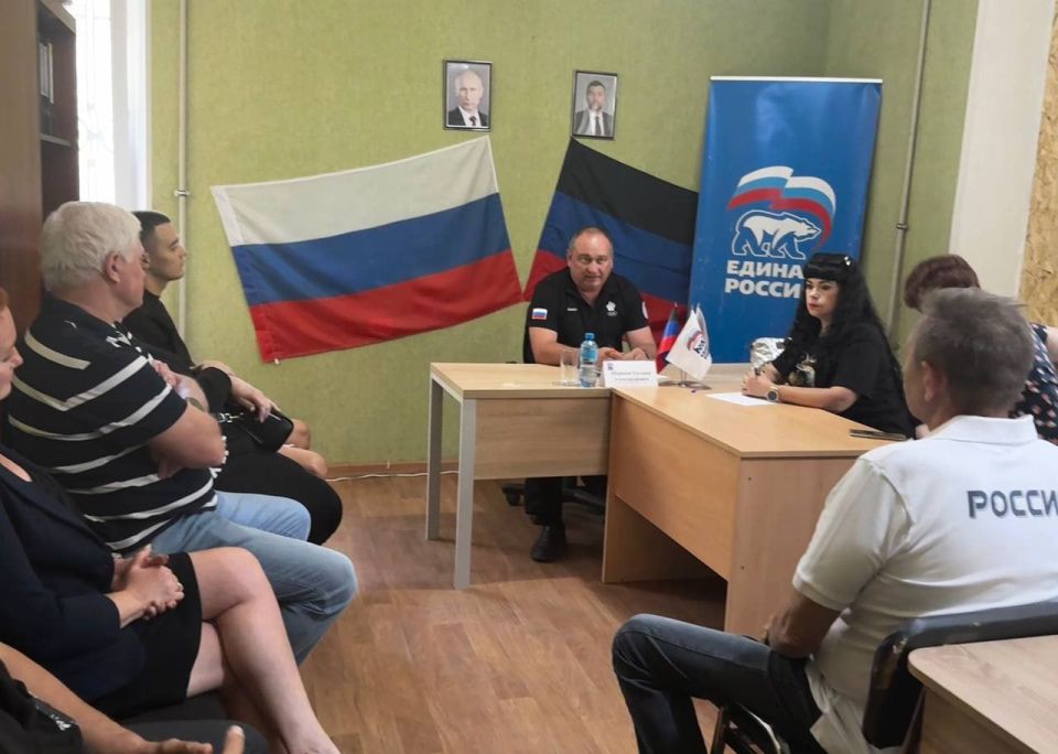 В Светлодарске по поручению Главы Республики, прошла встреча первого заместителя министра спорта и туризма Донецкой Народной Республики, Евгения Александровича Ширшова с представителями спортивной общественности города