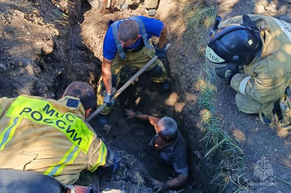 В Докучаевске сотрудники МЧС спасли пенсионера из-под завалов