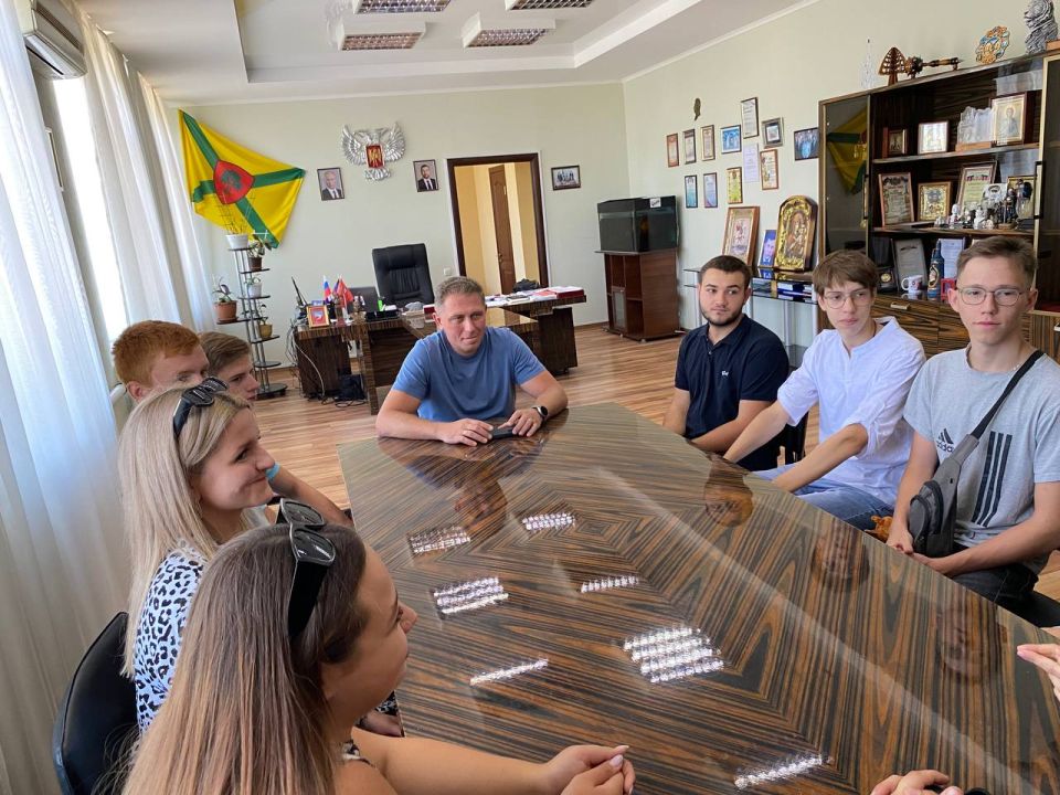 Диалог с главой. В преддверии окончания летних каникул и начала нового учебного года глава городского округа Докучаевск Александр Качанов встретился с молодежью, которая активно участвовала в волонтерских мероприятиях