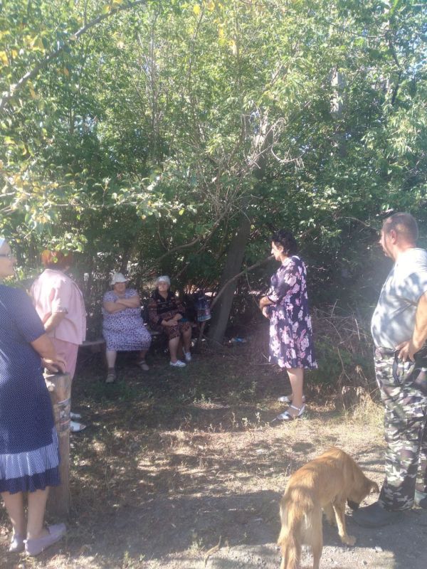 29 августа в пос. Дзеркальное состоялась встреча начальника Кутейниковского территориального отдела Светланы Токаревой с жителями