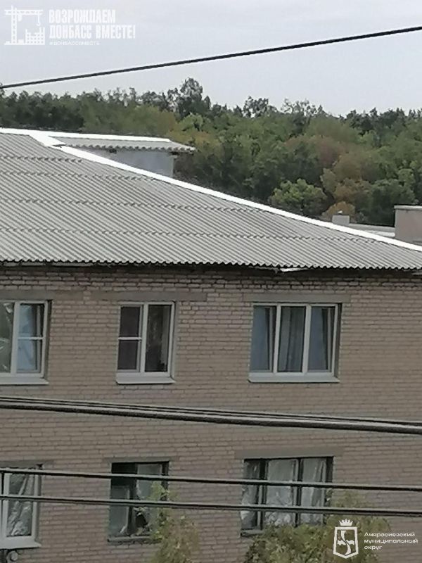 Игорь Лызов: В многоквартирном доме города Амвросиевка завершился ремонт кровли, при поддержке строителей из Еврейской автономной области