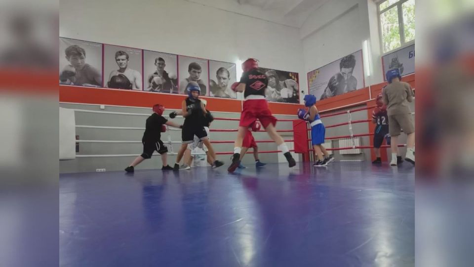 Сегодня, 30 августа, в рамках реализации партийного проекта "Детский спорт" от "Единая Россия" прошла открытая тренировка, объединившая юных боксеров из городов Дебальцево и Ждановка