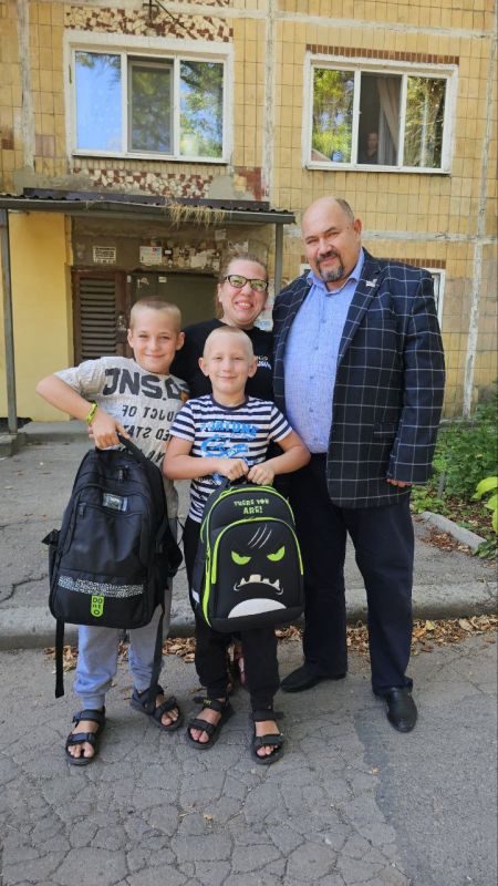 Депутаты Народного Совета ДНР и сенатор Александр Волошин продолжают акцию «Собери ребёнка в школу»