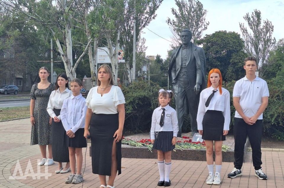 Песню Кобзона из «Семнадцати мгновений весны» спели у его памятника в Донецке