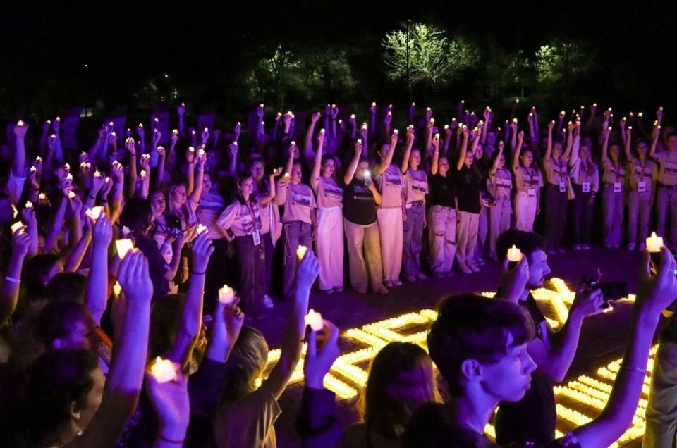 В Бердянске зажгли более 5 тыс. лампадок в память о Захарченко и Кобзоне