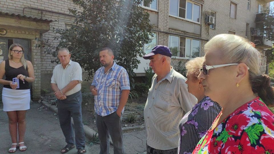 29 августа лидер общественного мнения, председатель Общественного совета Александр Горянный встретился с жителями города Амвросиевка по улице Кутузова, 43