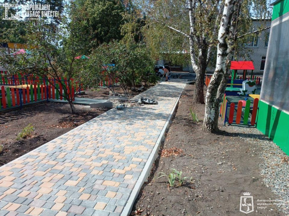 В Амвросиевском детском саду № 4 Теремок заканчивается благоустройство территории