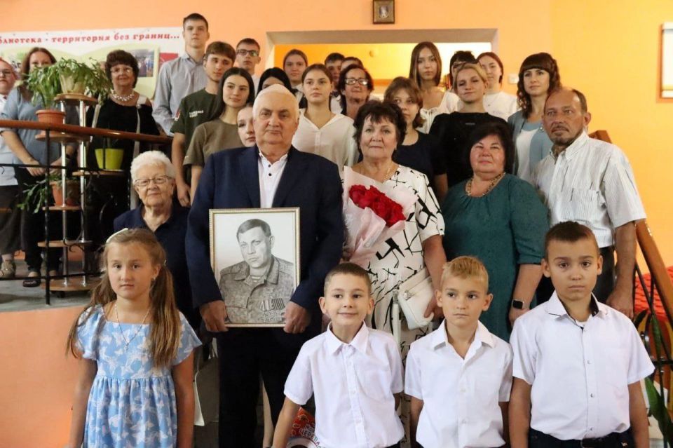 Он жив в наших сердцах: Встреча с семьей Александра Захарченко в Докучаевске