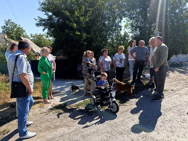 В четверг, 28 августа Секретарь Амвросиевского местного отделения Всероссийской политической партии "Единая РОссия" Игорь Лызов встретился с жителями Амвросиевки по улице Ленина, 73