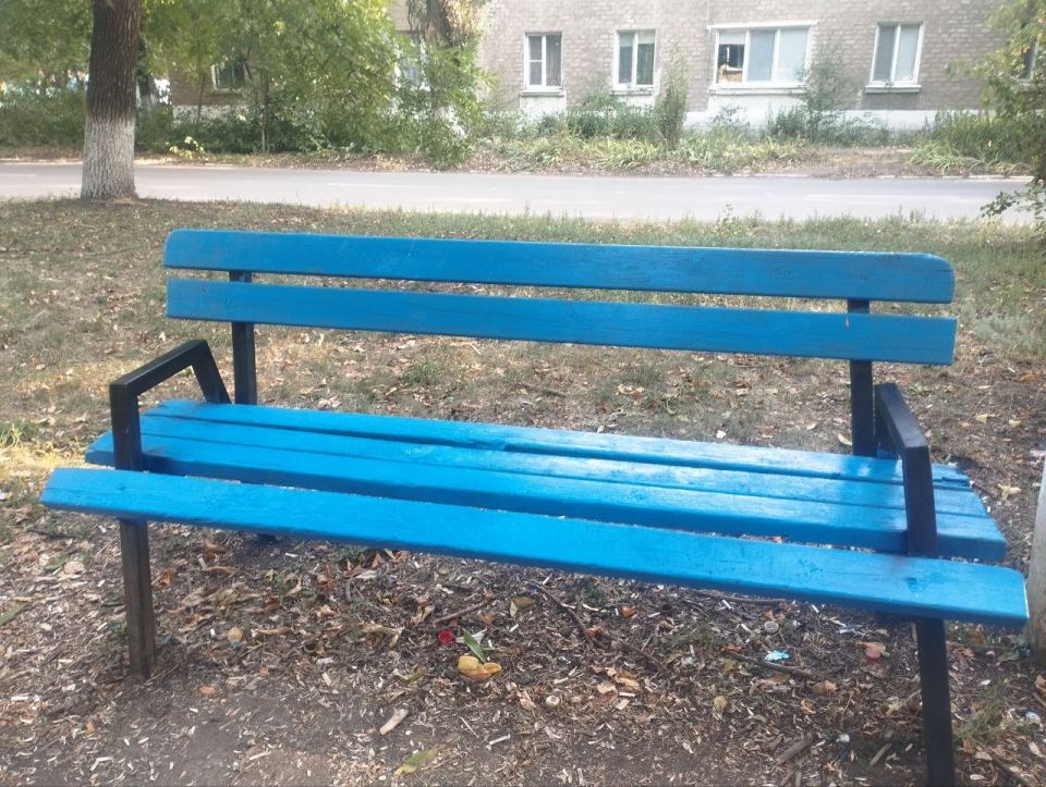 В Ждановке продолжают реставрацию скамеек
