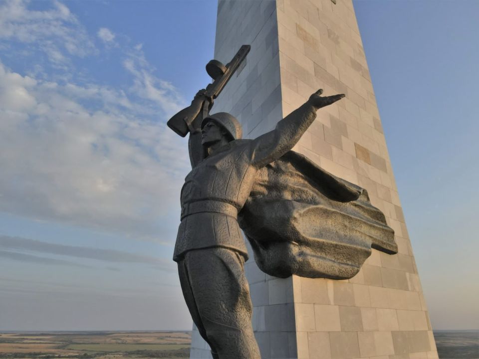 Сергей Ермаков: Уважаемые снежнянцы!. Сегодня мы вспоминаем один из важных дней в истории нашего города — День освобождения Снежного от немецко-фашистских захватчиков