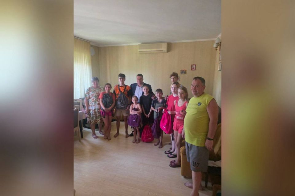 Константин Кузьмин передал детям поселка Володарское учебные наборы канцелярии