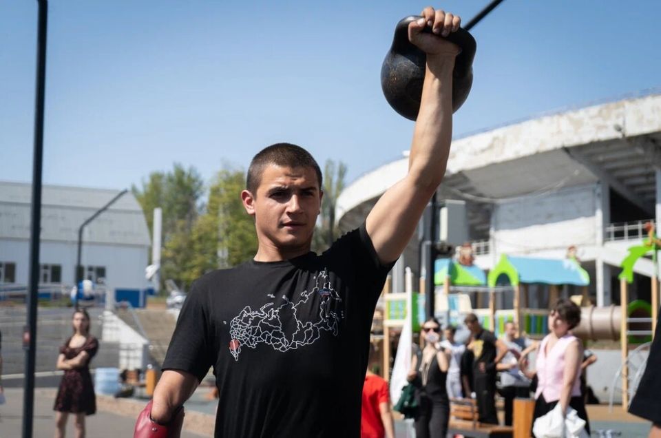 ГТО по-донецки: молодежь посоревновалась в переноске угля и поднятии тяжестей