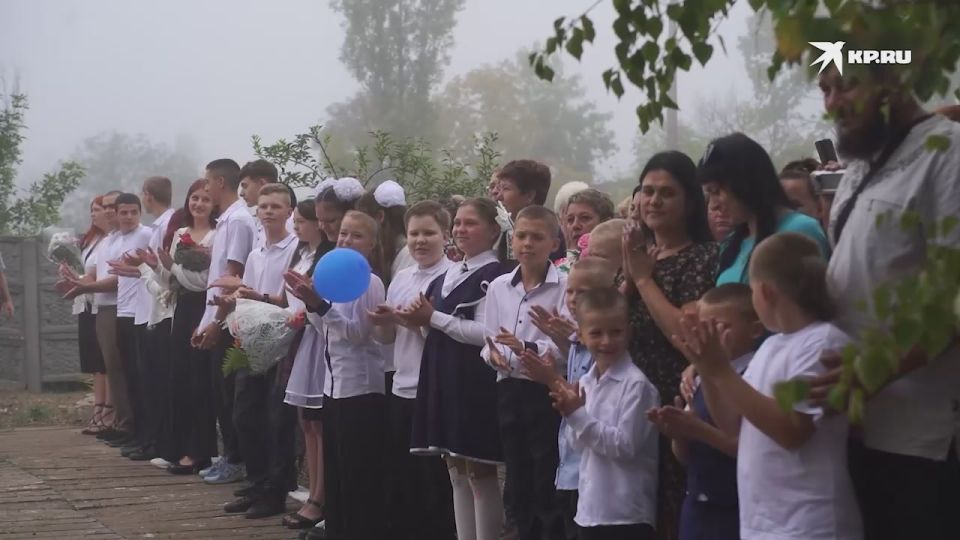 Единственная школа в поселке: В Кураховку ДНР молодогвардейцы привезли рюкзаки и канцелярию для детей