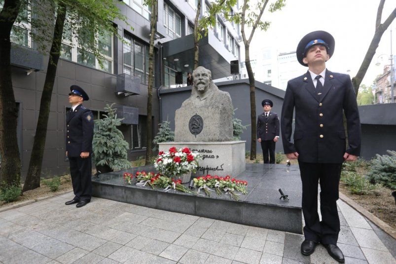 1 Во Владивостоке открыли памятник Феликсу Дзержинскому
