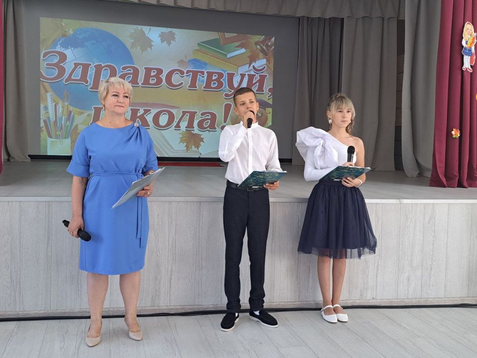 В ГБОУ «Светлодарский УВК» прошла торжественная линейка, посвящённая Дню знаний