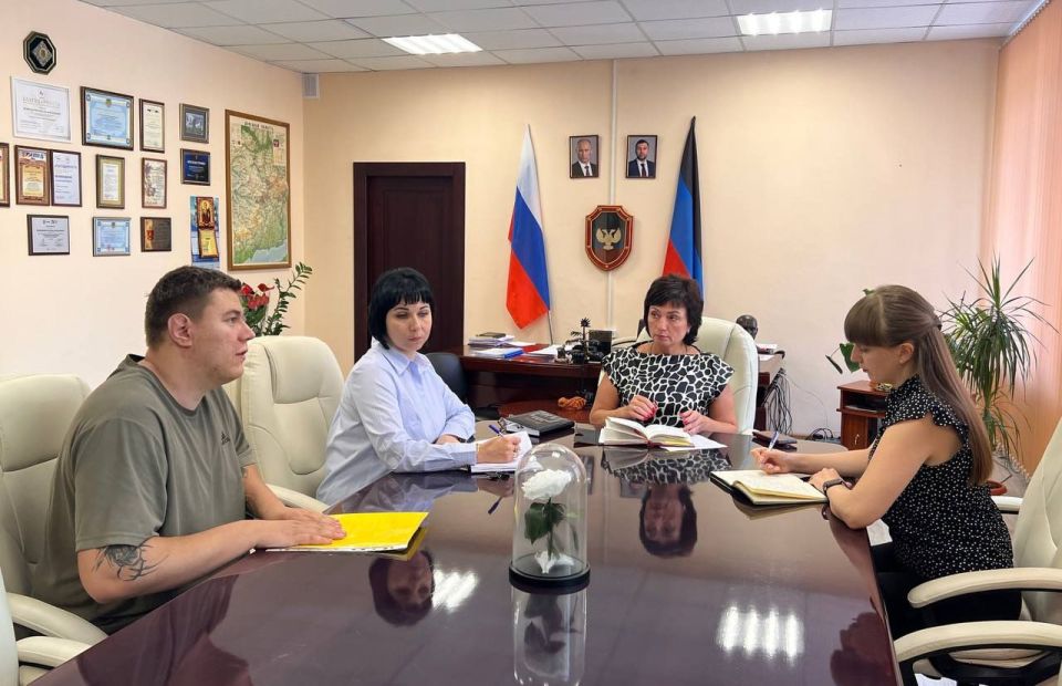 Наталья Великодная: Личный прием граждан. Сегодня житель обратился за помощью и консультацией по вопросу: Подключения электроэнергии в продуктовый магазин в населенным пункте Кураховского муниципального округа