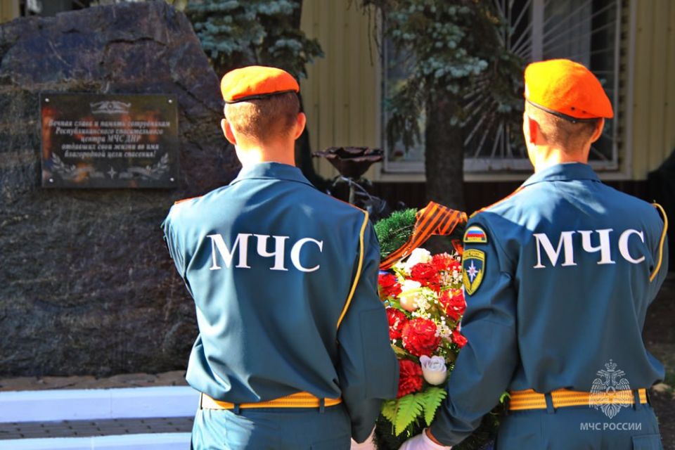 В память о погибших 3 года назад в результате артобстрела спасателях МЧС возложили цветы