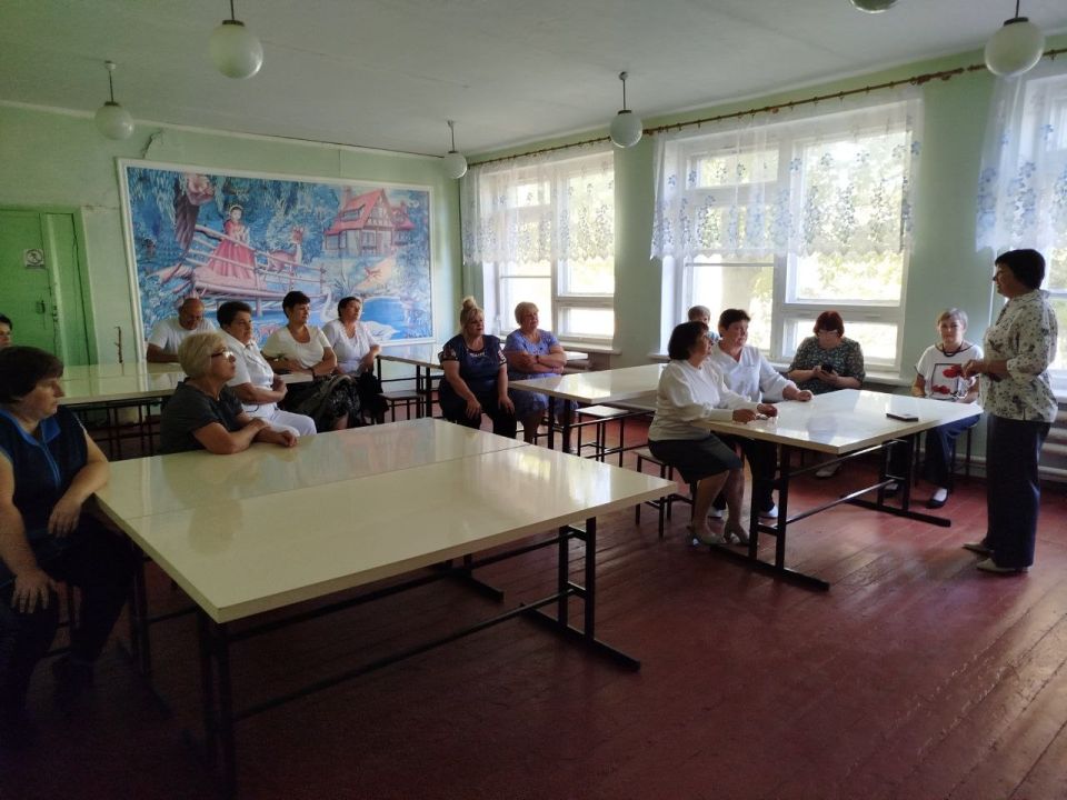 Начальник Василевского территориального отдела Ирина Щурова встретилась с трудовым коллективом Василевской школы
