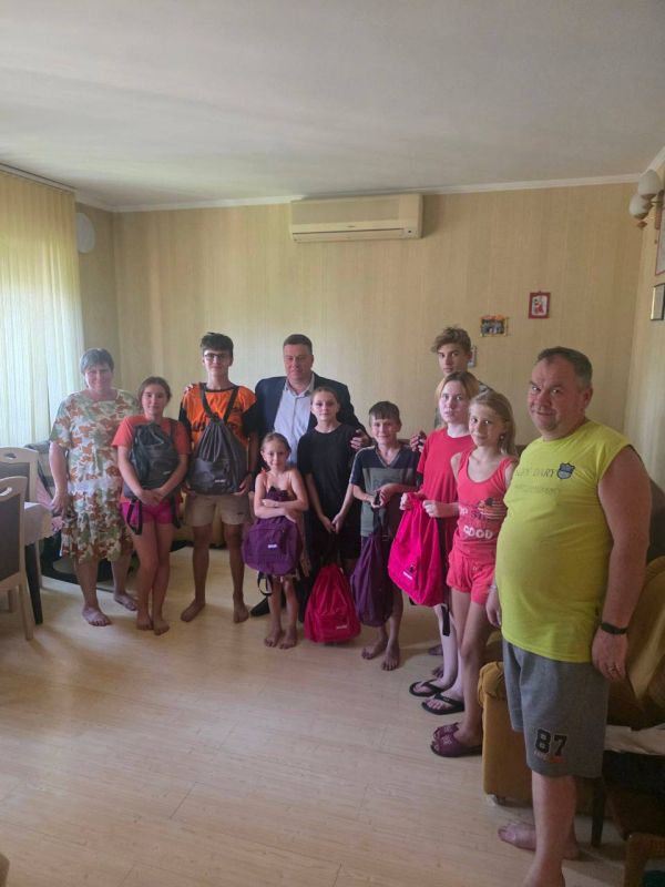 Константин Кузьмин: Накануне Дня знаний поздравил воспитанников детского дома семейного типа в поселке Володарское с началом нового учебного года!