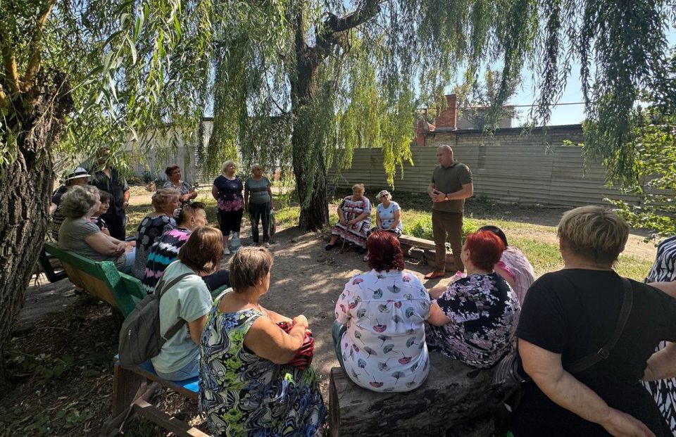 1 сентября встречу с жителями по улице Автомобильная возле дома 16 и по улице Кулабухова возле дома 12 провел заместитель главы Администрации городского округа Макеевка Евгений Марченко