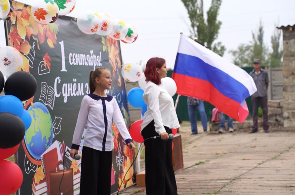 В Кураховке спустя год после освобождения прозвенел первый звонок