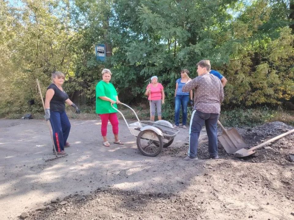 Роман Конев: Общее дело: неравнодушные жители поселка шахты «Кочегарка» Центрально-Городского района Горловки по личной инициативе вышли на субботник