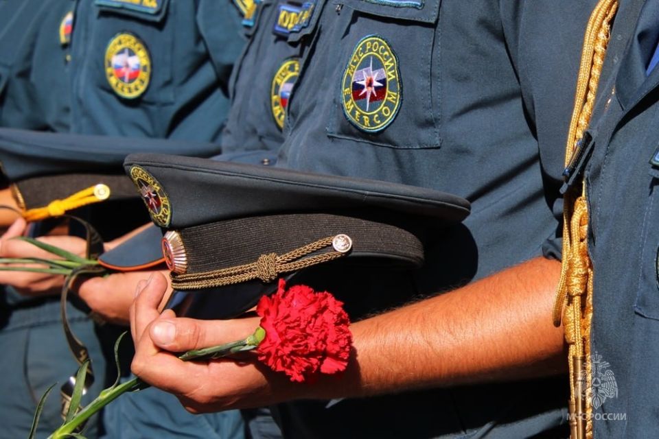 Неугасаемый героизм: в Донецке возложили цветы в память о погибших спасателях