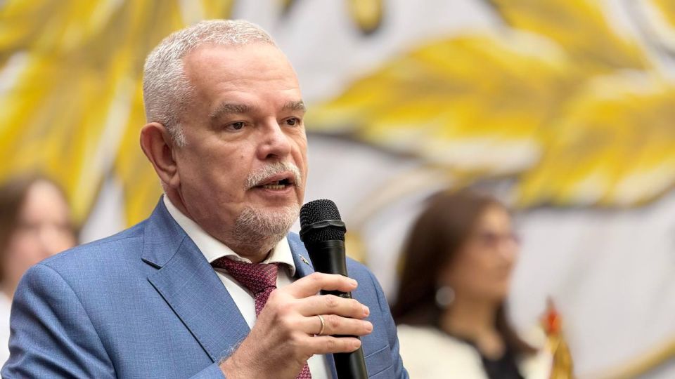 С Днём знаний!. 1 сентября в День знаний Посол России в Таджикистане С.В.Григорьев и сотрудники Посольства посетили ряд школ в столице и других городах Республики, в том числе российско-таджикскую школу им.Ю.А.Гагарина и...